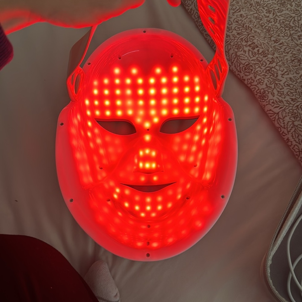 Cleopatra Gold LED Face Mask with Accessories - Picture 4 of 10